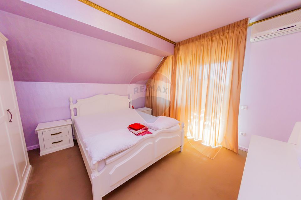 Casă cu 7 camere, 10 ari de vânzare la drumul principal cu 2 intrari