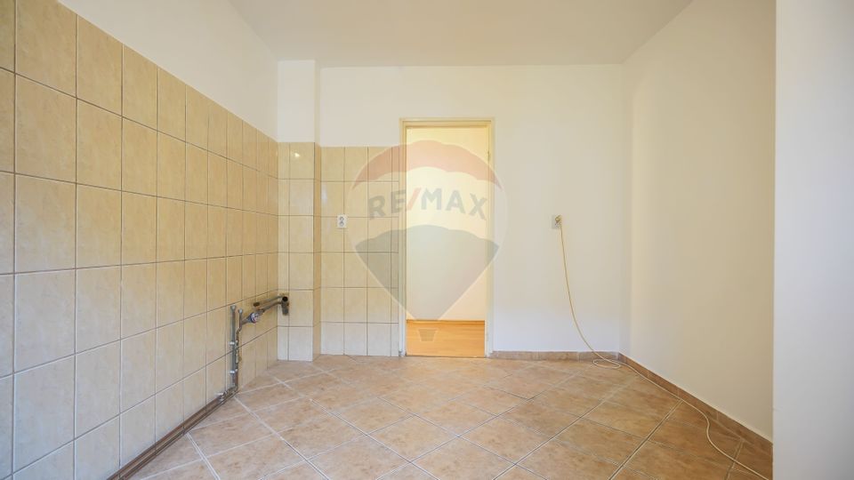 Vanzare apartament  4 camere zona Faget