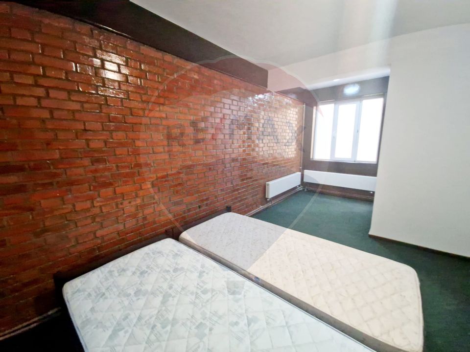 Pensiune Eselnita / 16 camere / Teren - 1448 mp / Ponton