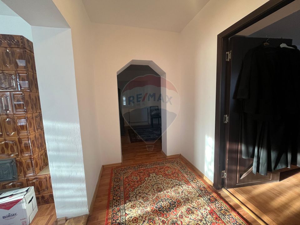 Casa cu 5 camere de vanzare in Priseaca 450 mp teren