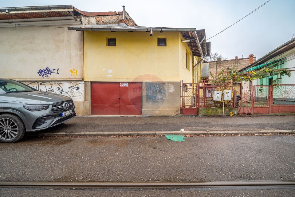 Casa ultracentrală cu 2 camere de vanzare in Ploiesti