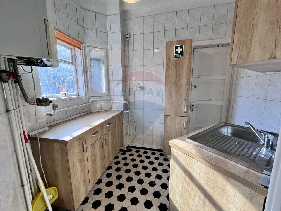 Apartament cu 4 camere nemobilat in P-ta Victoriei langa Orange