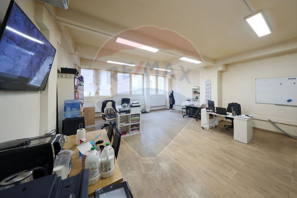 Hala 2.700 mp + birouri 800 mp + teren 1.400 mp AEROPORT BRASOV