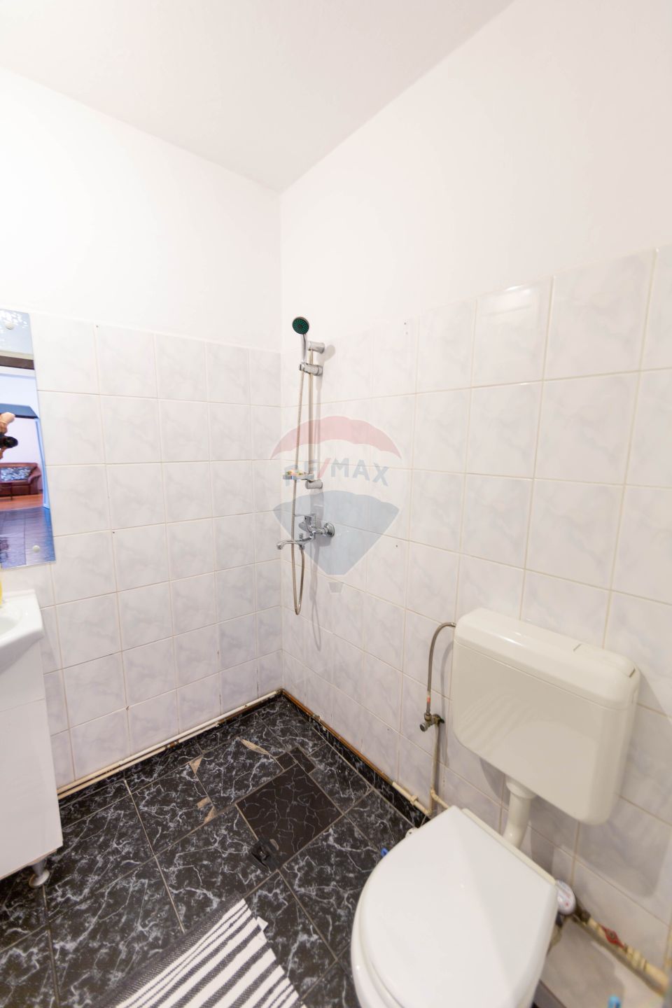 Apartament spațios de vânzare cu 4 camere, 2 băi și beci, Răcădău