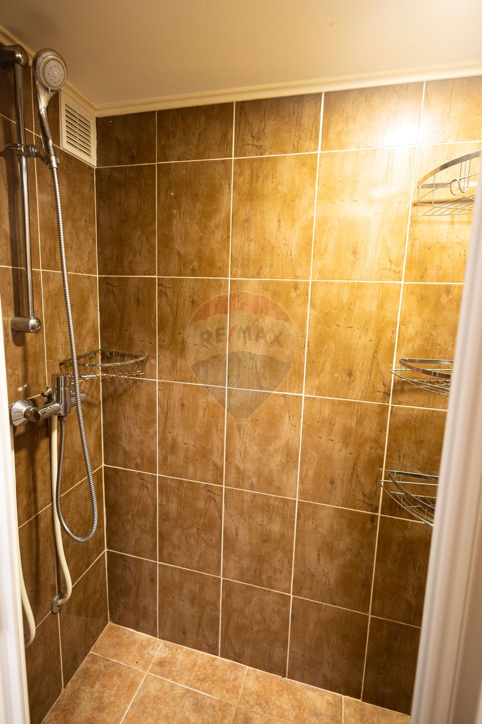 Apartament de vânzare și spațiu comercial COMISION 0%