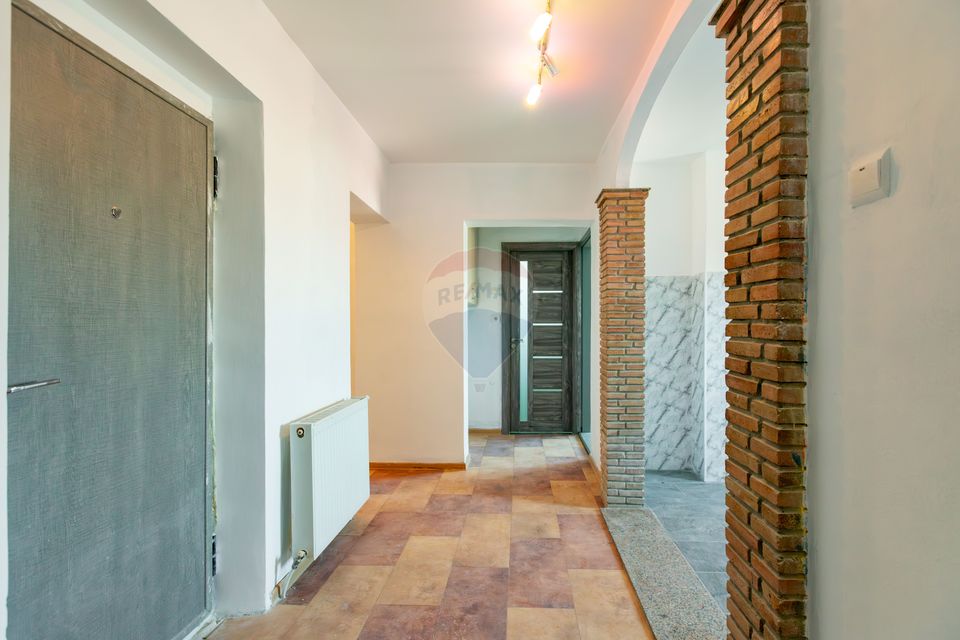 Apartament cu 3 camere de vânzare