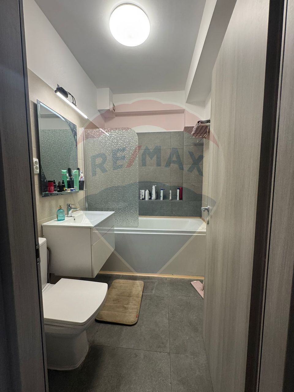 2 camere de închiriat, bloc nou, zonă centrală, etaj 1