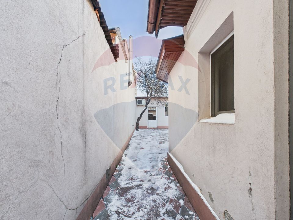 Casă cu două corpuri, ideală pentru firmă, Vitan