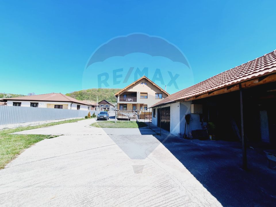 Casă / Vilă cu 5 camere de vânzare la 12-15 minute de Oradea