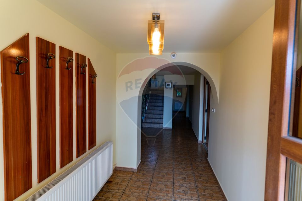 Vila /Pensiune 6 camere in Cristur, jud Hunedoara