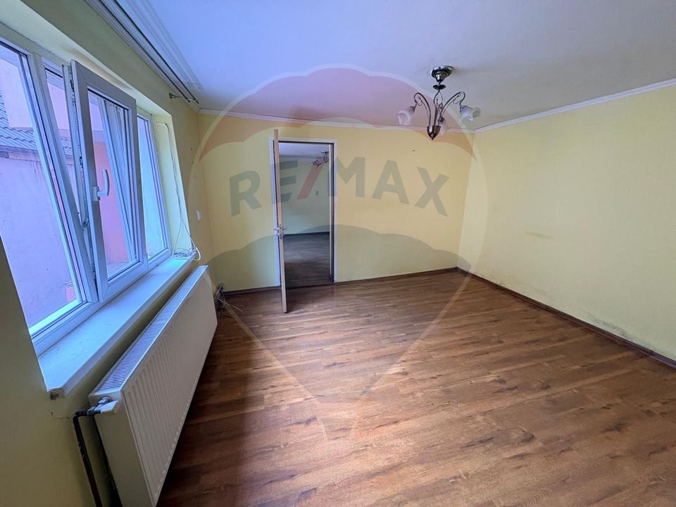 Casă cu curte generoasă și multiple posibilități – zona Moșnei