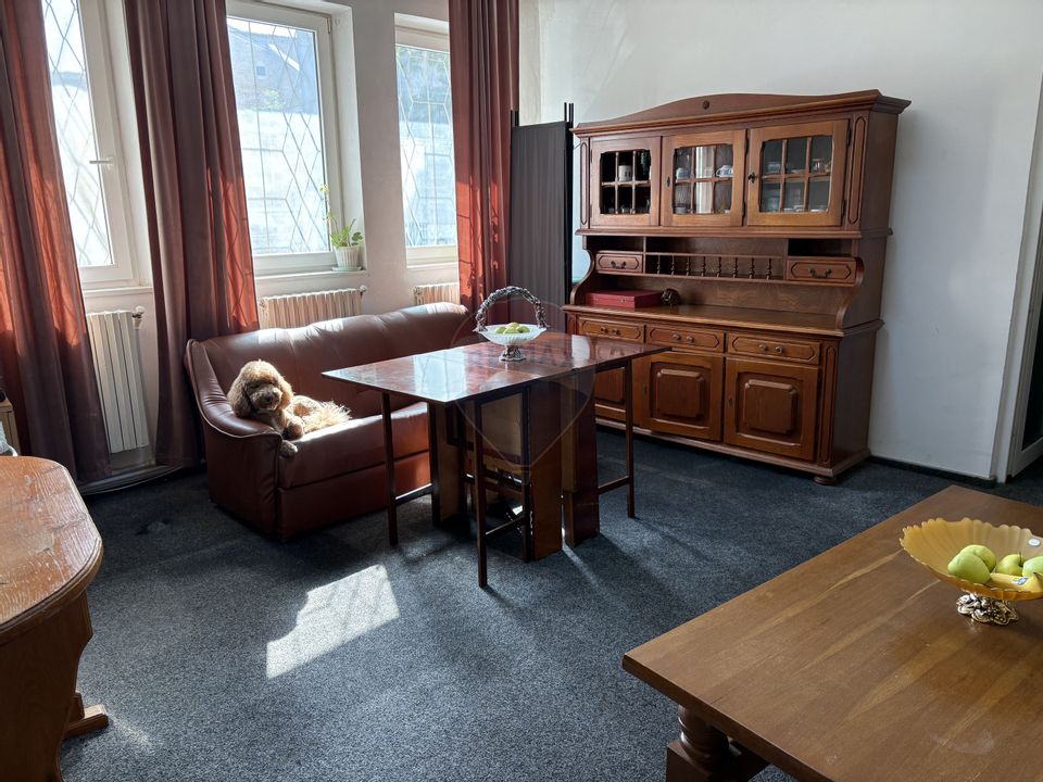 Duplex cu 9 camere de vânzare în zona Peninsula. D+P+E