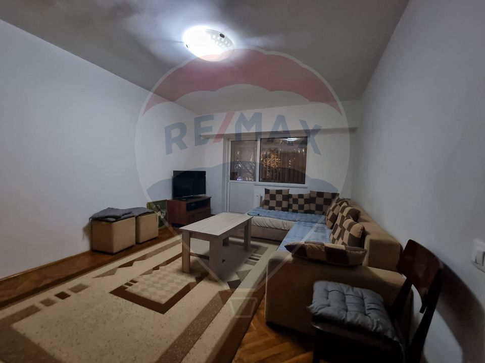 Apartament cu 3 camere de închiriat în zona Dacia