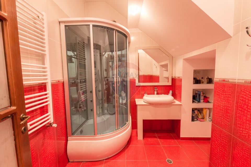 Property Located under Tâmpa composed of 2 Houses and Garden,