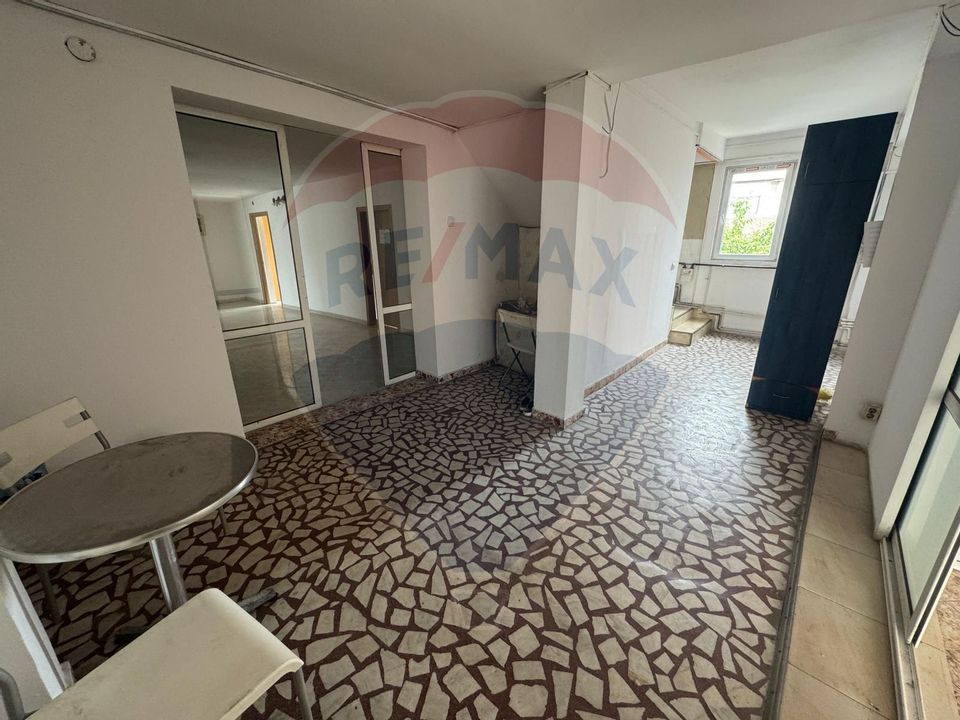 Spațiu comercial de 900mp de închiriat în zona Romanesti