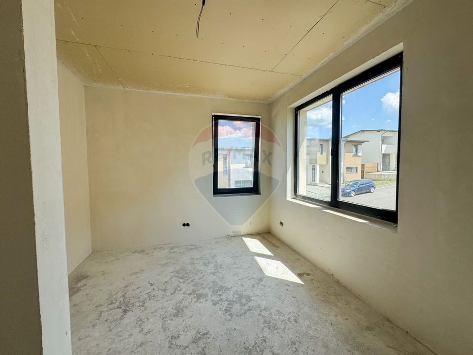 Casă semifinisată în Dezmir - Spațiu, liniște, acces rapid către oraș