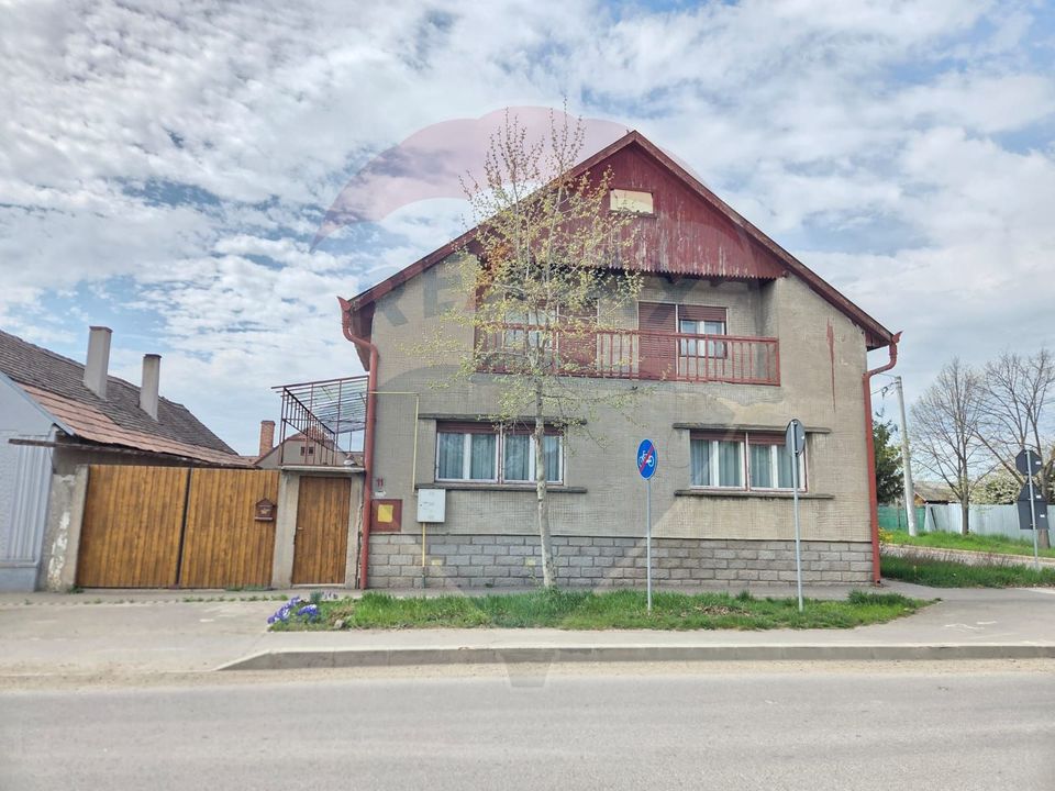 Casă cu etaj , curte proprie