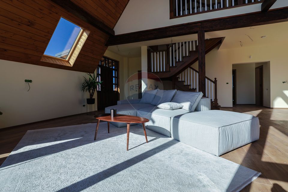 Vilă tip A-Frame, pe un platou montan, vedere panoramica catre Bucegi
