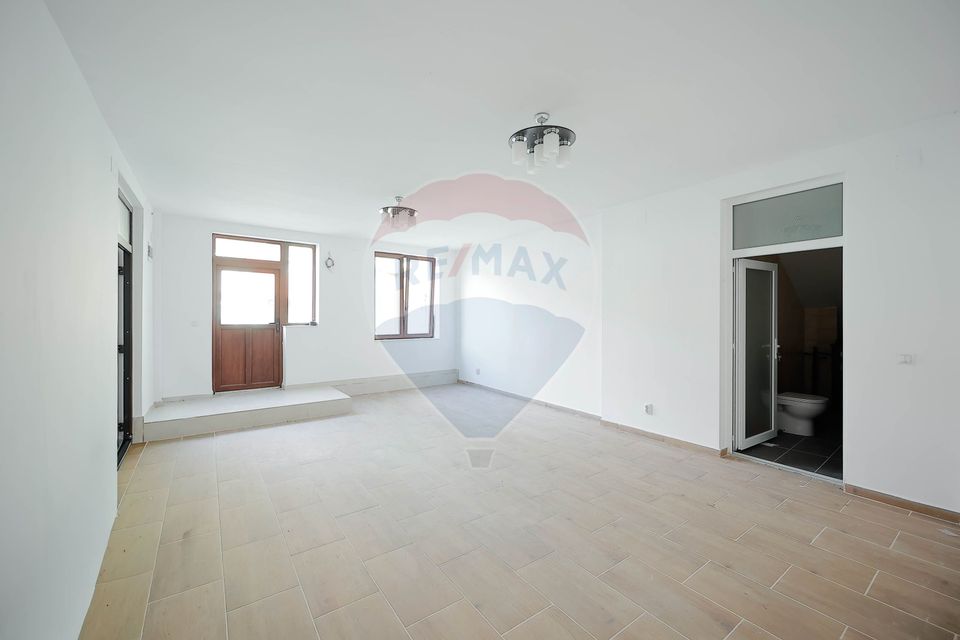 65.8sq.m Commercial Space for sale, Ultracentral area