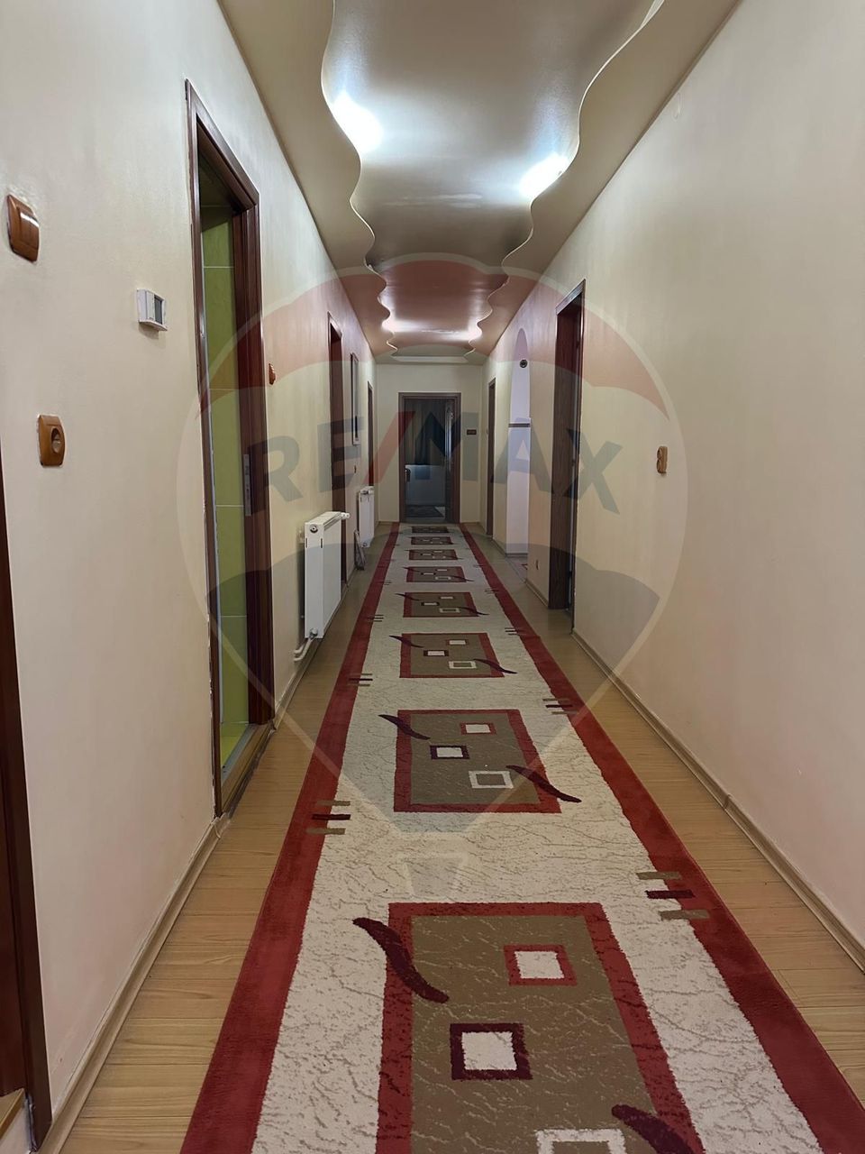 Casă spațioasă 6 camere, 2 băi, garaj spatios și terasă