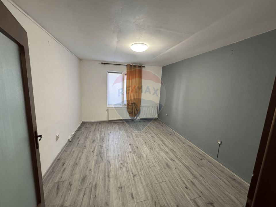 30sq.m Commercial Space for rent, 13 Decembrie area