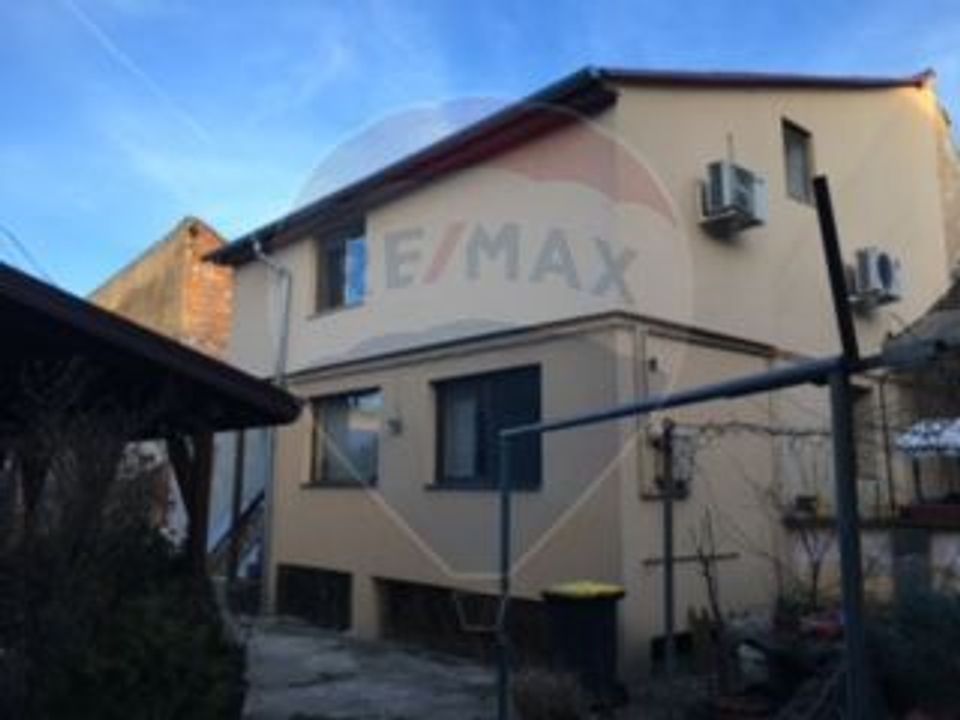 Casă / Vilă cu 3 camere de vânzare în zona Ultracentral