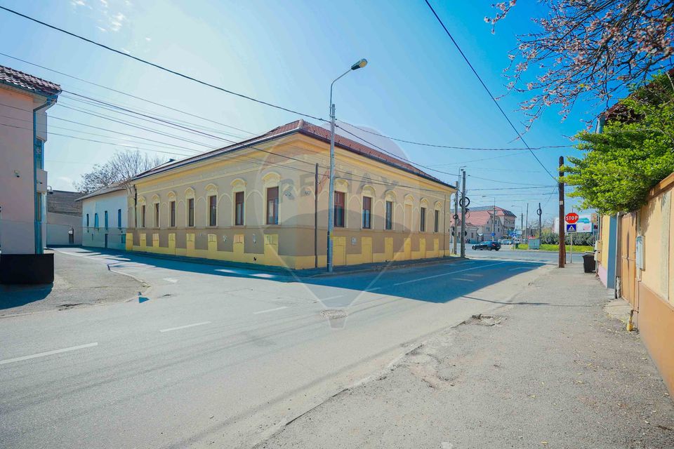 235sq.m Commercial Space for rent, Ultracentral area