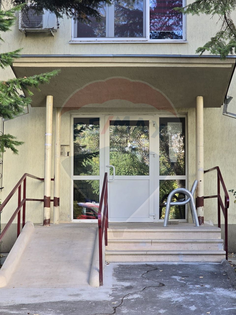 DE VANZARE Apartament cu 3 camere în zona Titan