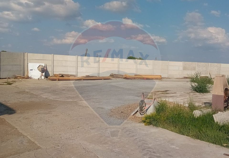 Teren intravilan cu hala construita