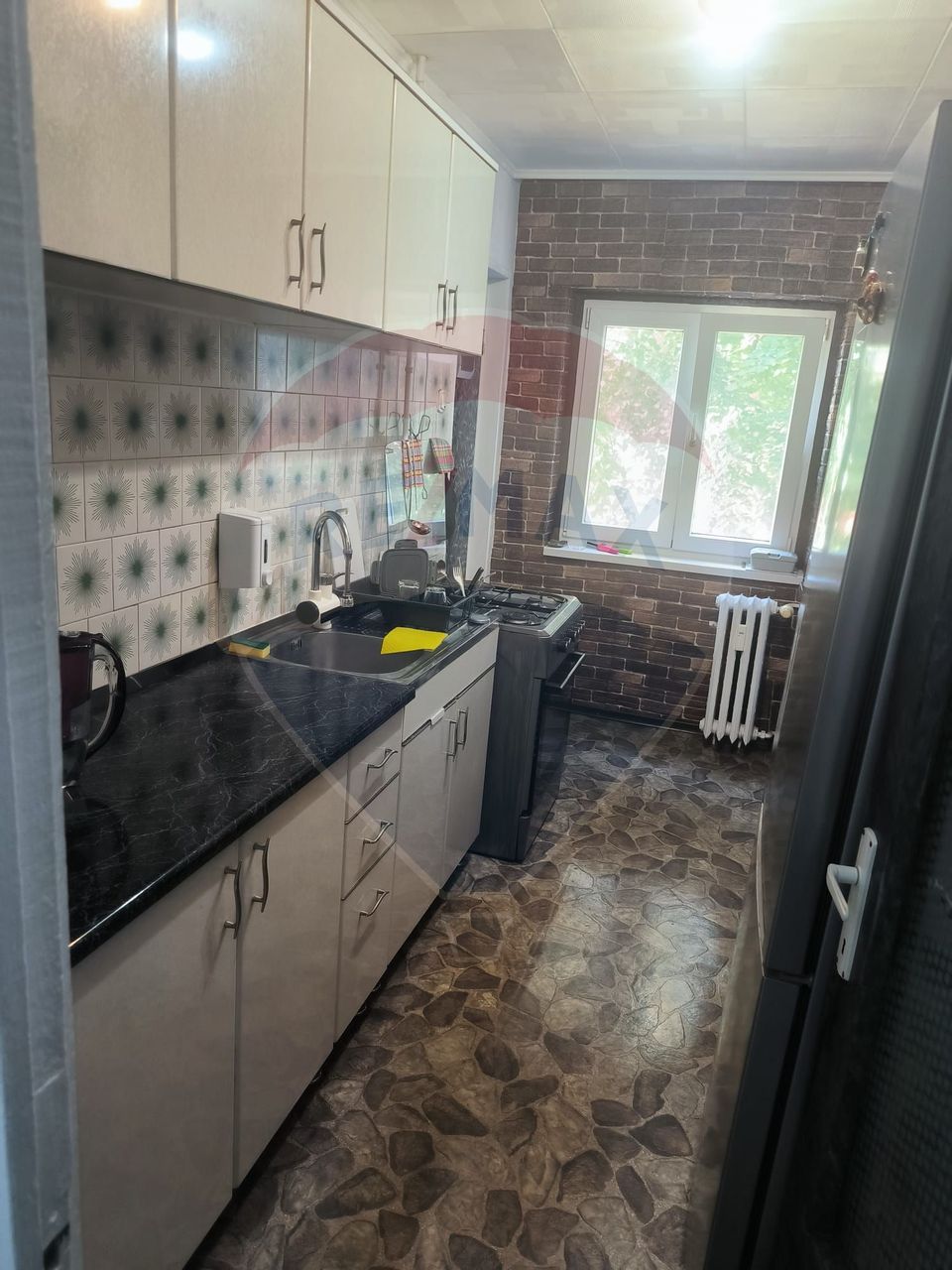 Vanzare ap 3 camere 2 bai etaj 1 complet decomandat  zona Miorita