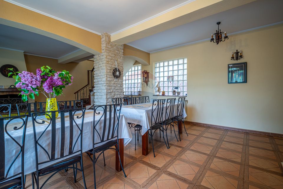 Proprietate deosebită de vânzare în Bușteni - Pensiune + Duplex