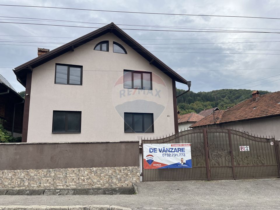 Casă de vânzare în Câmpulung la preț de apartament.