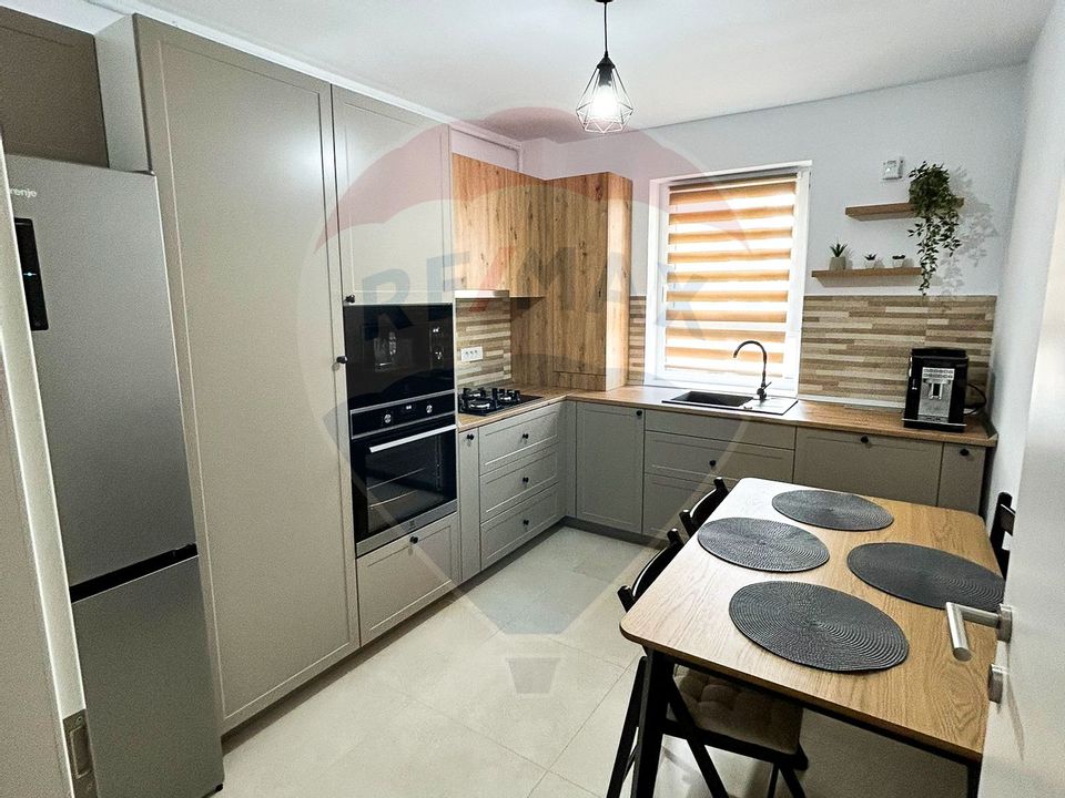 Apartament cu 3 camere de vânzare în zona Tractorul