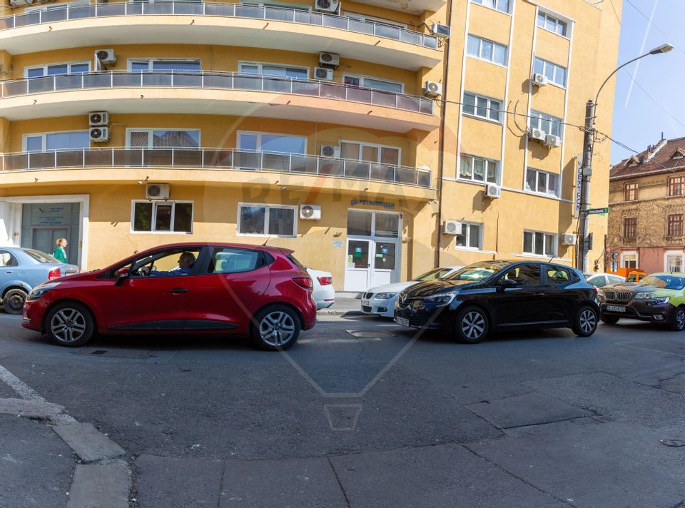 100% occupancy office building, on Caderea Bastiliei Street