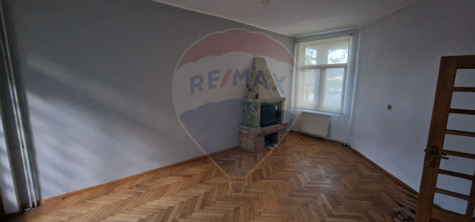 Vilă S+P+1E+M cu 7 camere de vânzare în TG. OCNA