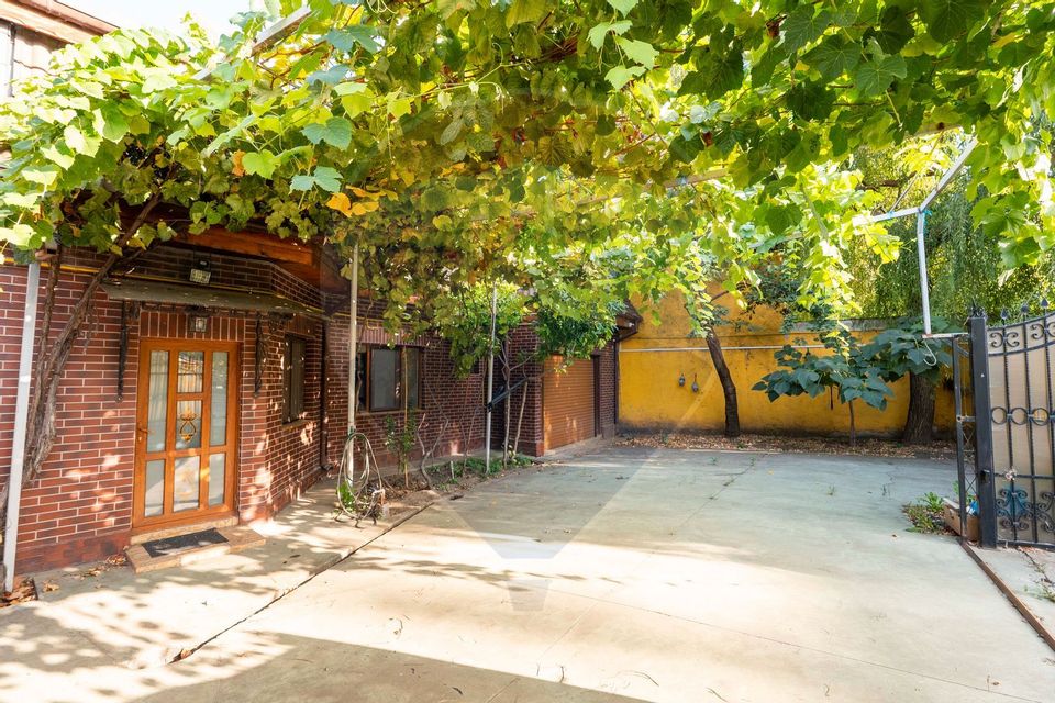 Casa 5 camere + spațiu comercial  zona centrala