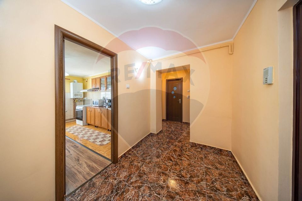 Apartament spațios cu două camere, decomandat