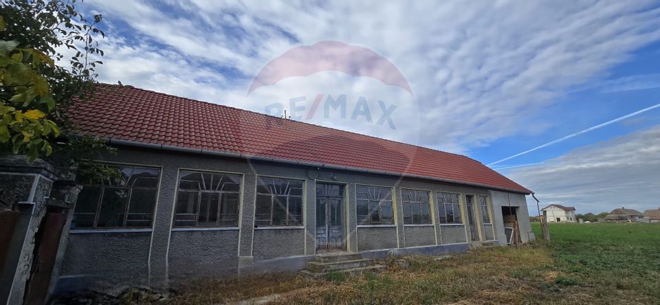 Teren si casă cu teren generos în Socodor