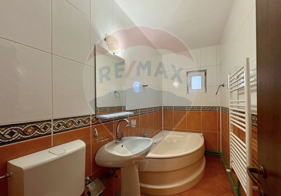 Apartament cu 3 camere de închiriat în zona Central