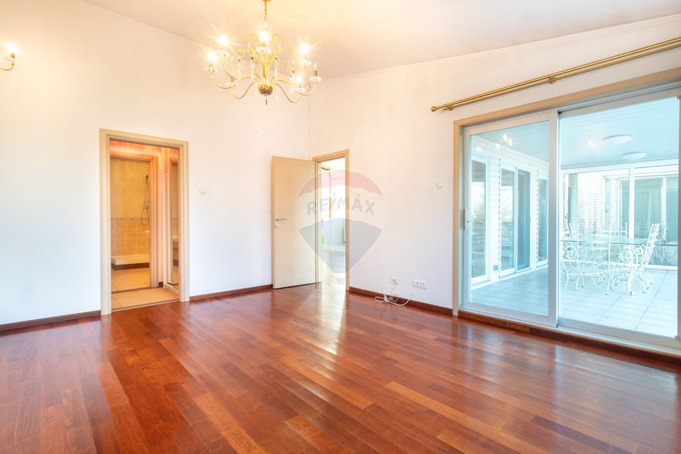 Vanzare Vila 5 camere cu semineu, piscina si priveliste lac piscicol