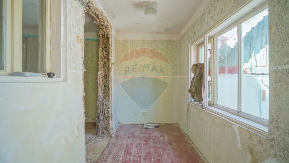 REZERVATĂ! Casă demolabilă cu teren și panoramă , în Șcheii Brașovului