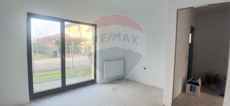 Vila 4 camere de vanzare Crevedia cartier privat 454mp teren