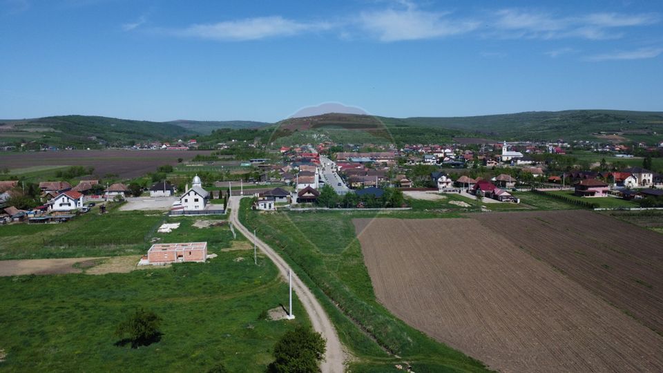 Teren intravilan 1.400 mp, împrejmuit integral – Livada, comuna Iclod