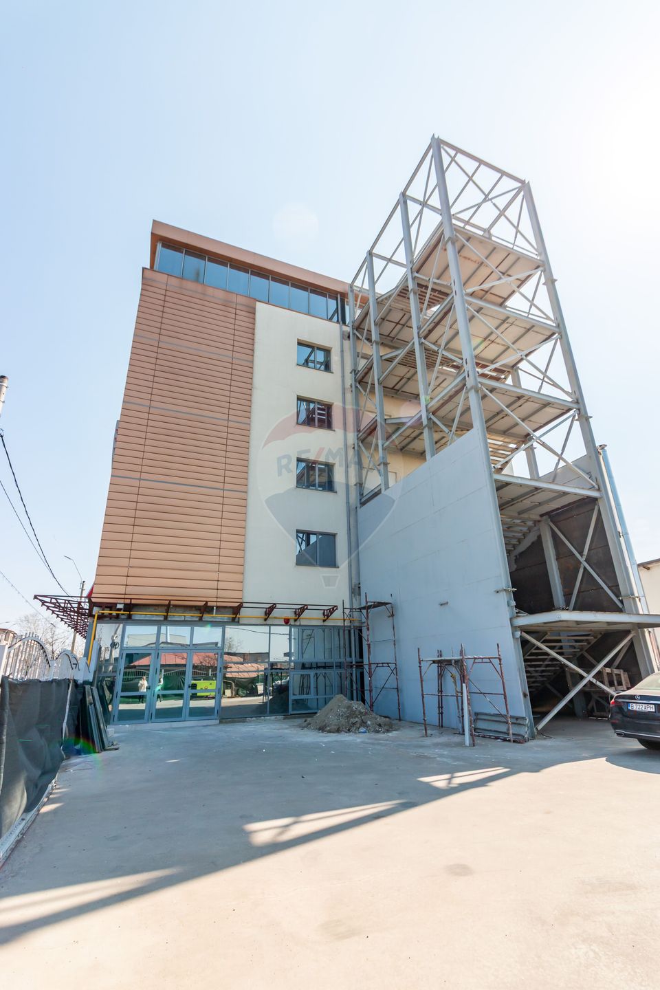 Investment building: polyclinic, senior living & catering-Giulesti