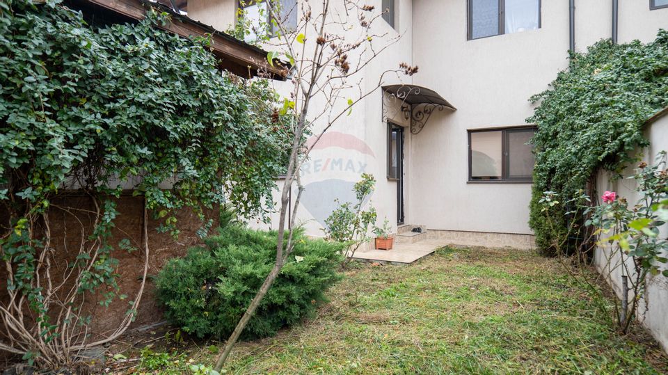 Vanzare apartament 3 camere, in vila cu curte si terasa, Fundeni