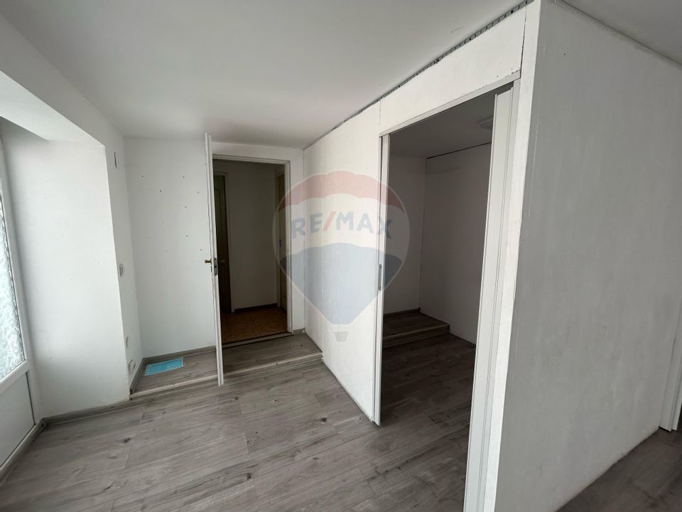 72sq.m Commercial Space for rent, Ultracentral area