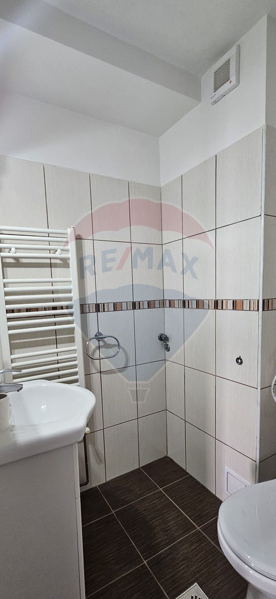 Apartament cu 3 camere de închiriat în zona Central