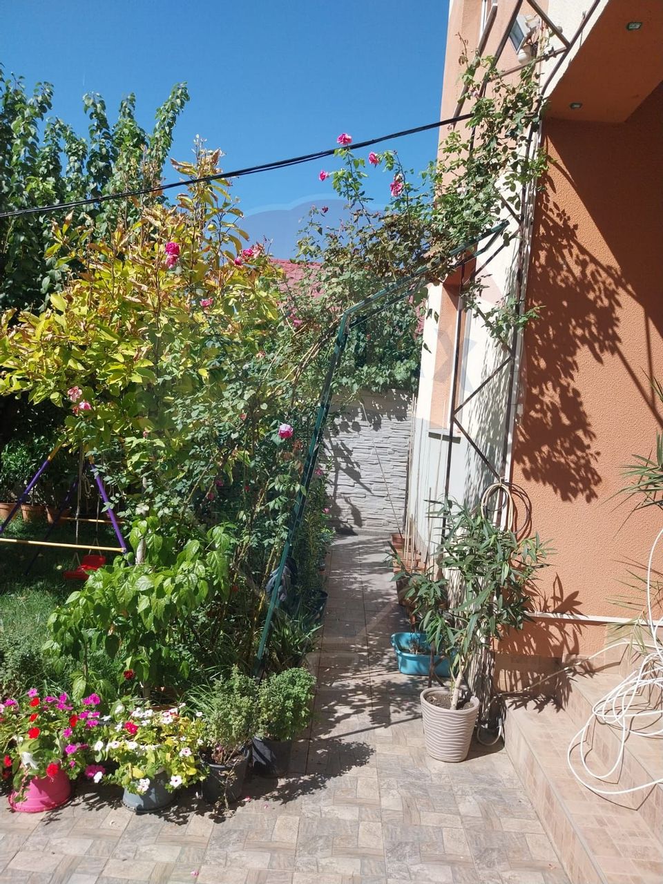 Casă / Vilă cu 9 camere de vânzare în zona 1 Mai