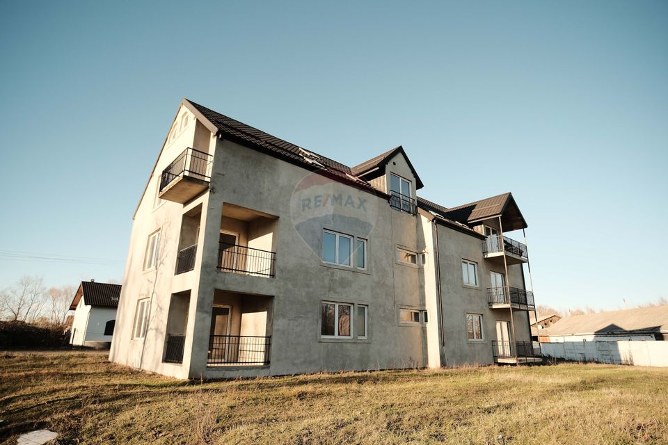 De vanzare bloc la gri format din 9 apartamente