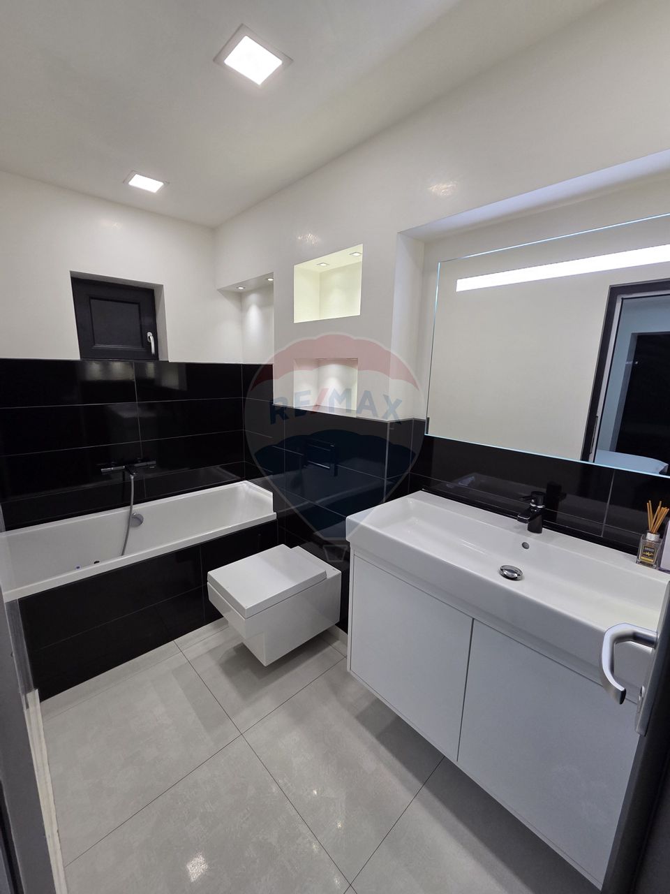 Apartament cu 3 camere etajul 1, zona Poienita